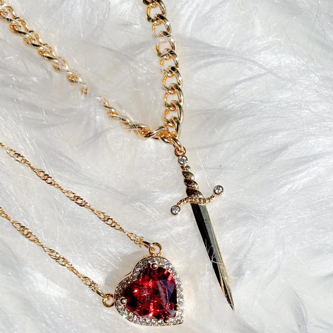 Collier de coeur et d'épée assorti