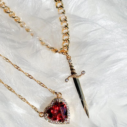 Collier de coeur et d'épée assorti