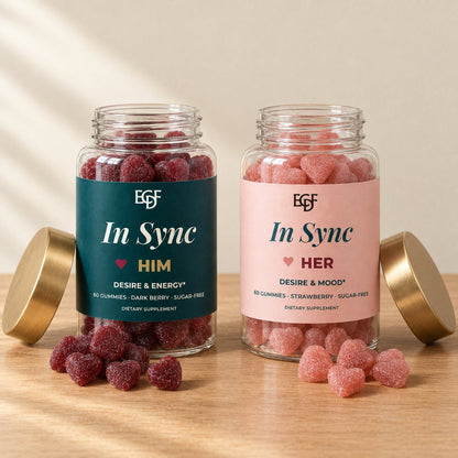Le pot LUI avec des gummies cœur rouge bordeaux et le pot ELLE avec des gummies cœur roses, couvercles ouverts